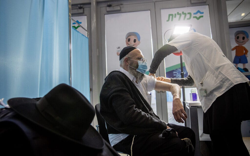 גבר חרדי מקבל חיסון נגד וירוס הקורונה בירושלים. 12 בינואר 2021 (צילום: יונתן זינדל/פלאש90)