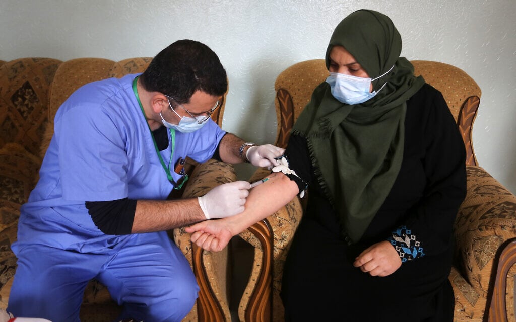 לקיחת דם במסגרת מבצע בדיקות סרולוגיות ברצועת עזה, 14 בינואר 2021 (צילום: Abed Rahim Khatib/Flash90)