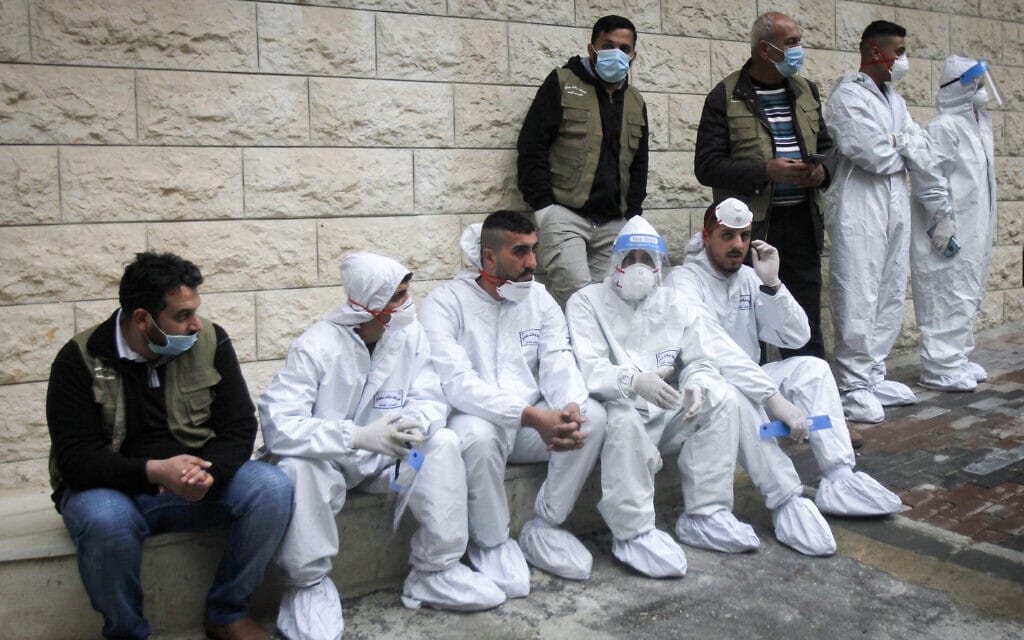 פלסטינים בלבוש מגן בעת פתיחת ביתחולים בשכם,16 בינואר 2021 (צילום: Nasser Ishtayeh/Flash90)