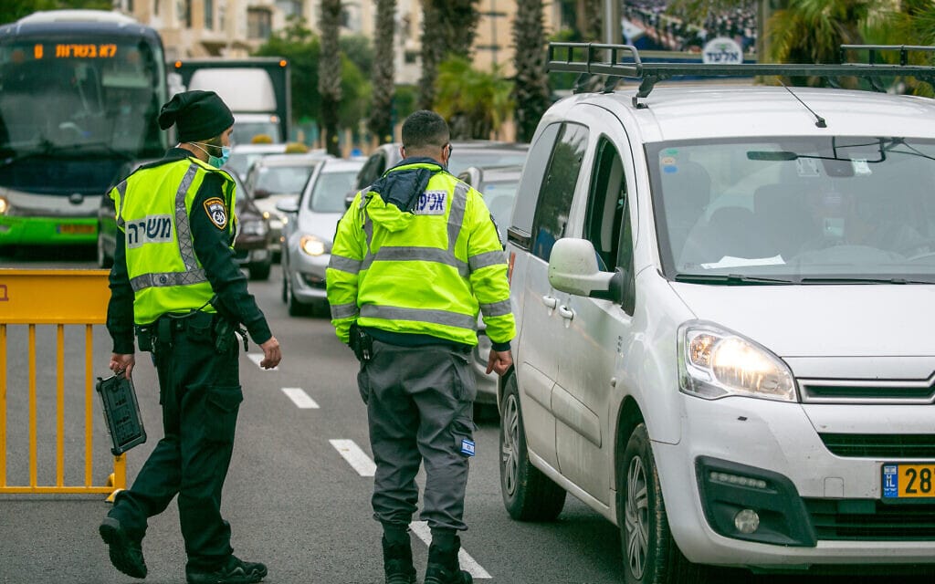 עמדת בידוק משטרתית בכניסה ליישוב אלעד, 18 בינואר 2021 (צילום: יוסי אלוני, פלאש 90) עמדת בידוק משטרתית בכניסה ליישוב אלעד, 18 בינואר 2021 (צילום: יוסי אלוני, פלאש 90)