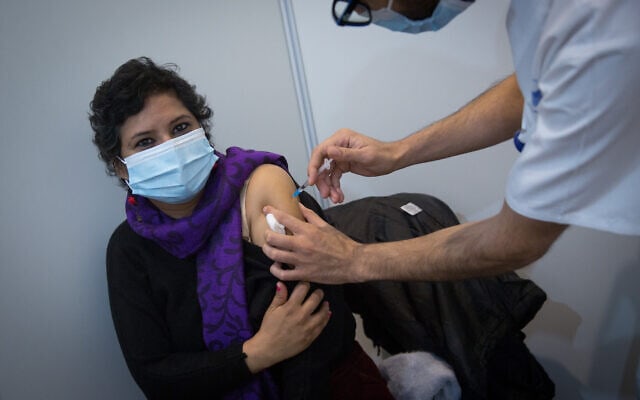 מטופלת מקבלת חיסון נגד קורונה במתחם החיסונים של עיריית תל אביב ושל בית החולים איכילוב בכיכר רבין, 19 בינואר 2021 (צילום: מרים אלסטר, פלאש 90)