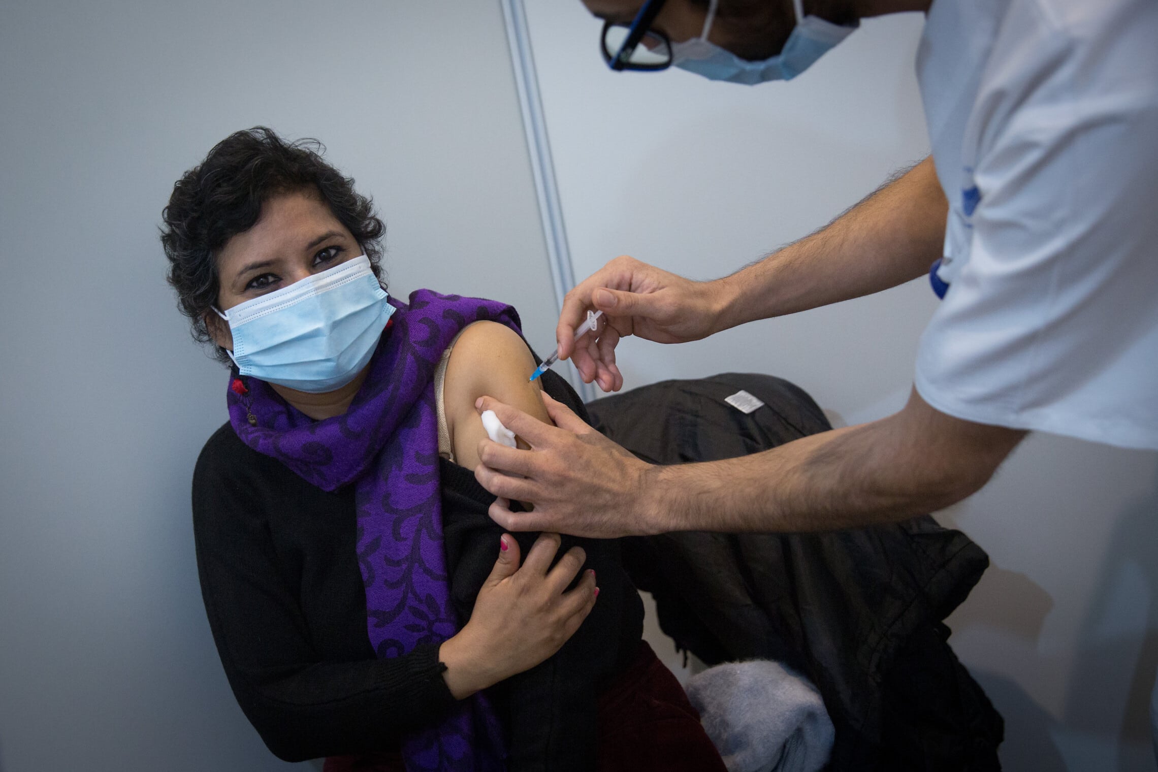 מטופלת מקבלת חיסון נגד קורונה במתחם החיסונים של עיריית תל אביב ושל בית החולים איכילוב בכיכר רבין, 19 בינואר 2021 (צילום: מרים אלסטר, פלאש 90)