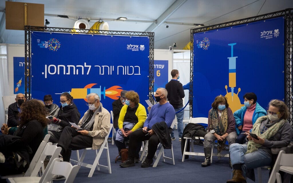 מרכז קבלת החיסונים בכיכר רבין בתל אביב, 19 בינואר 2021 (צילום: מרים אלסטר/פלאש90)