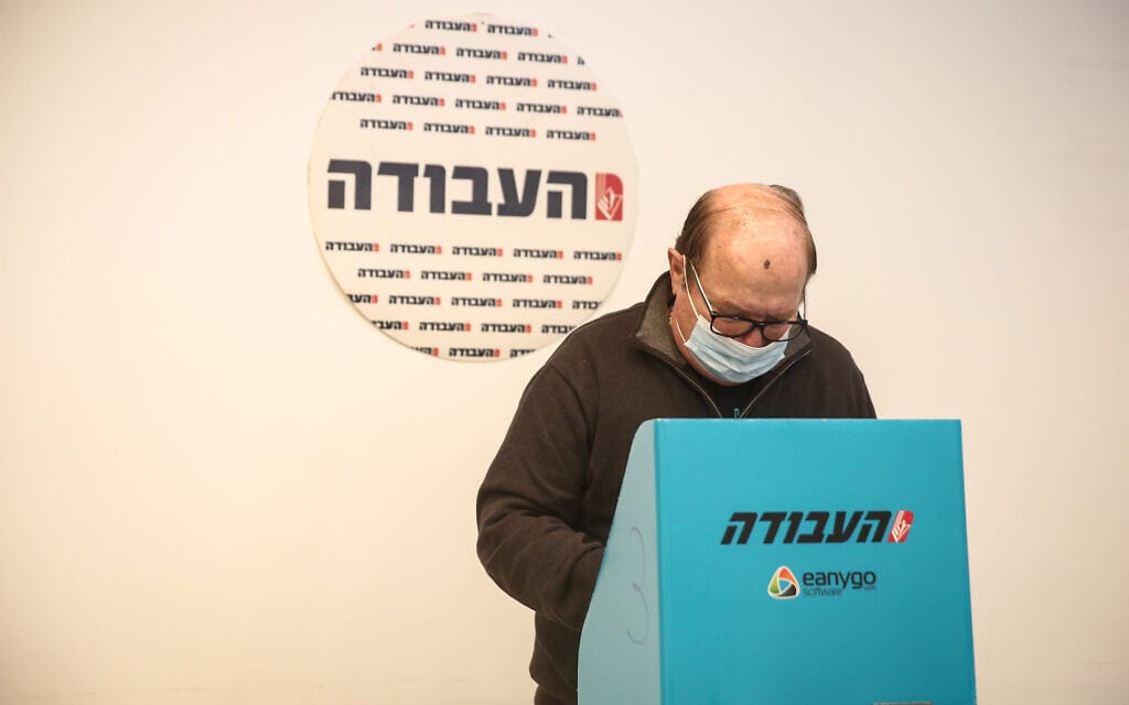 חבר מפלגת העבודה מצביע בפריימריז לבחירות יושב ראש התנועה בתל אביב, 24 בפברואר 2021 (צילום: תומר נויברג, פלאש 90) חבר מפלגת העבודה מצביע בפריימריז לבחירות יושב ראש התנועה בתל אביב, 24 בפברואר 2021 (צילום: תומר נויברג, פלאש 90)