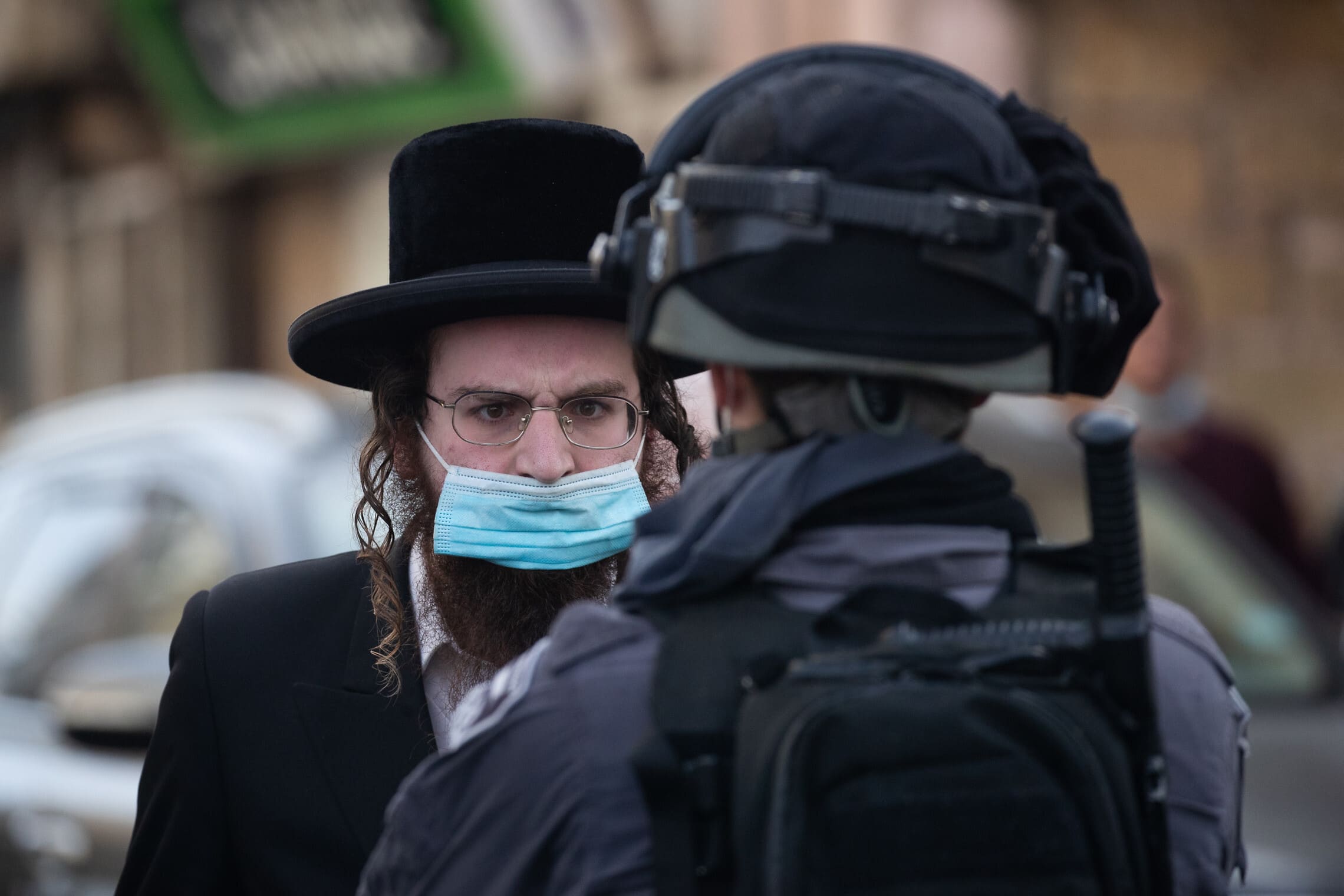 חרדי מתעמת עם שוטר במאה שערים בירושלים, 26 בינואר 2021 (צילום: יונתן זינדל/פלאש90)
