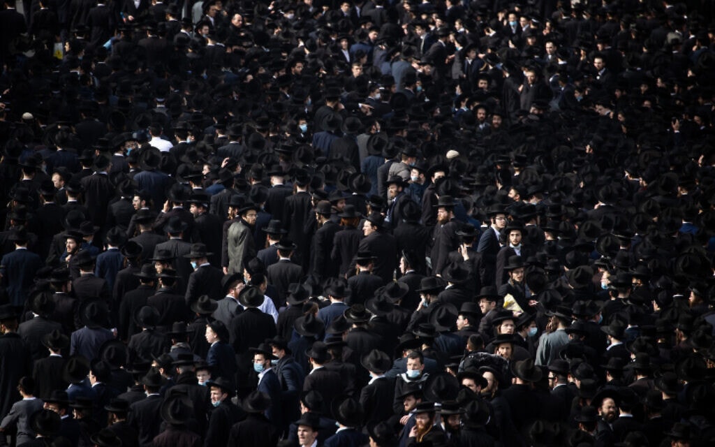 אלפים בלווית משולם דוד סולובייצ'יק (צילום: Yonatan Sindel/Flash90)