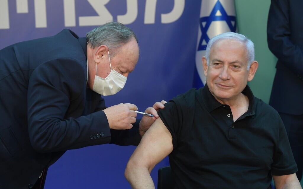 ראש הממשלה בנימין נתניהו מקבל מידי רופאו האישי, ד"ר אבי ברקוביץ, את מנת חיסון הקורונה השנייה בבית החולים שיבא. 9 בינואר 2021 (צילום: עמוס בן גרשום/לע"מ) ראש הממשלה בנימין נתניהו מקבל מידי רופאו האישי, ד"ר אבי ברקוביץ, את מנת חיסון הקורונה השנייה בבית החולים שיבא. 9 בינואר 2021 (צילום: עמוס בן גרשום/לע"מ)