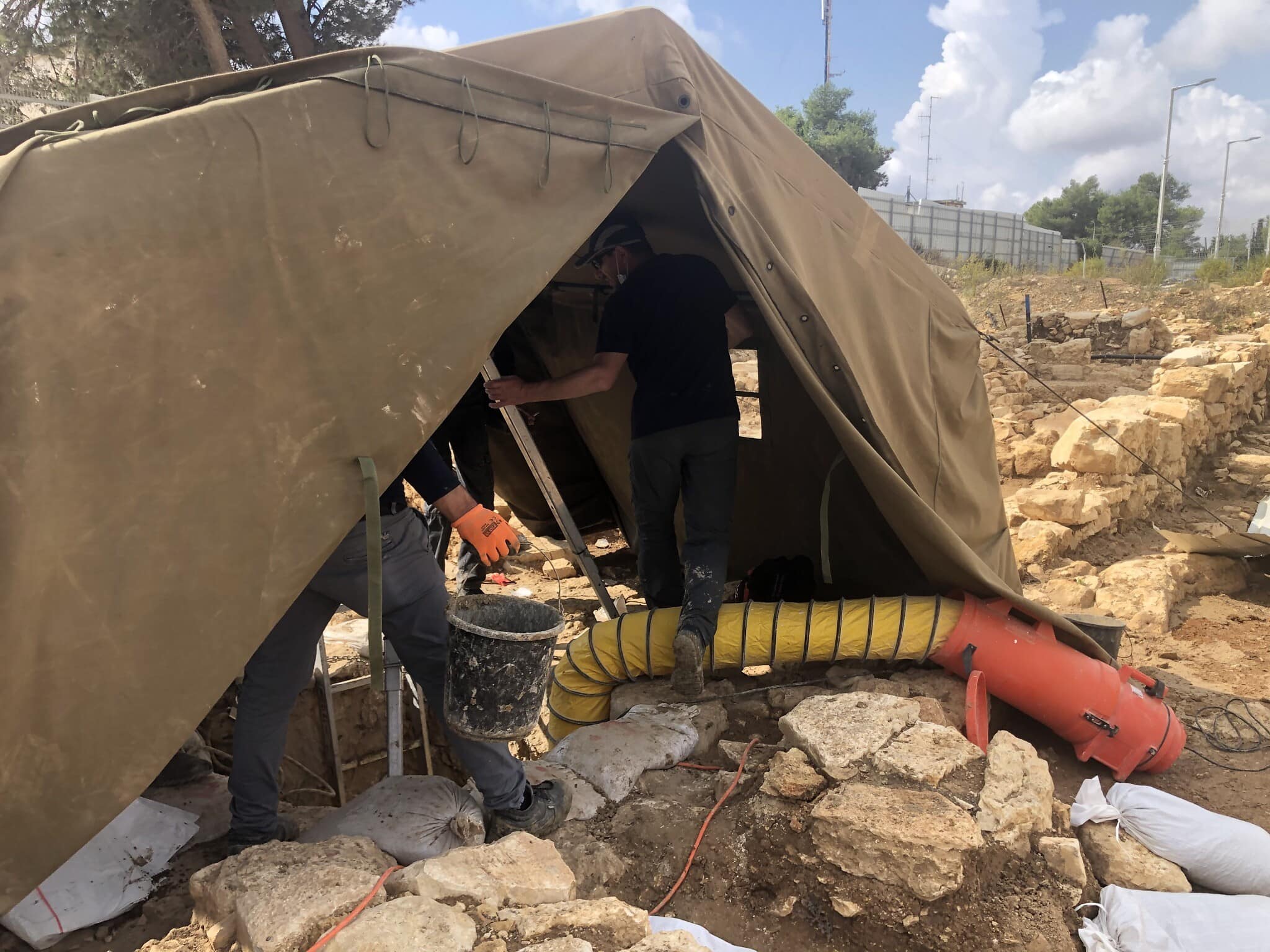 אוהל מגן על פתח מקווה המים מתקופת בית שני ביישוב העתיק כפר מור, כיום שכונה בבית אל, 3 בנובמבר 2020 (צילום: אמנדה בורשל-דן)