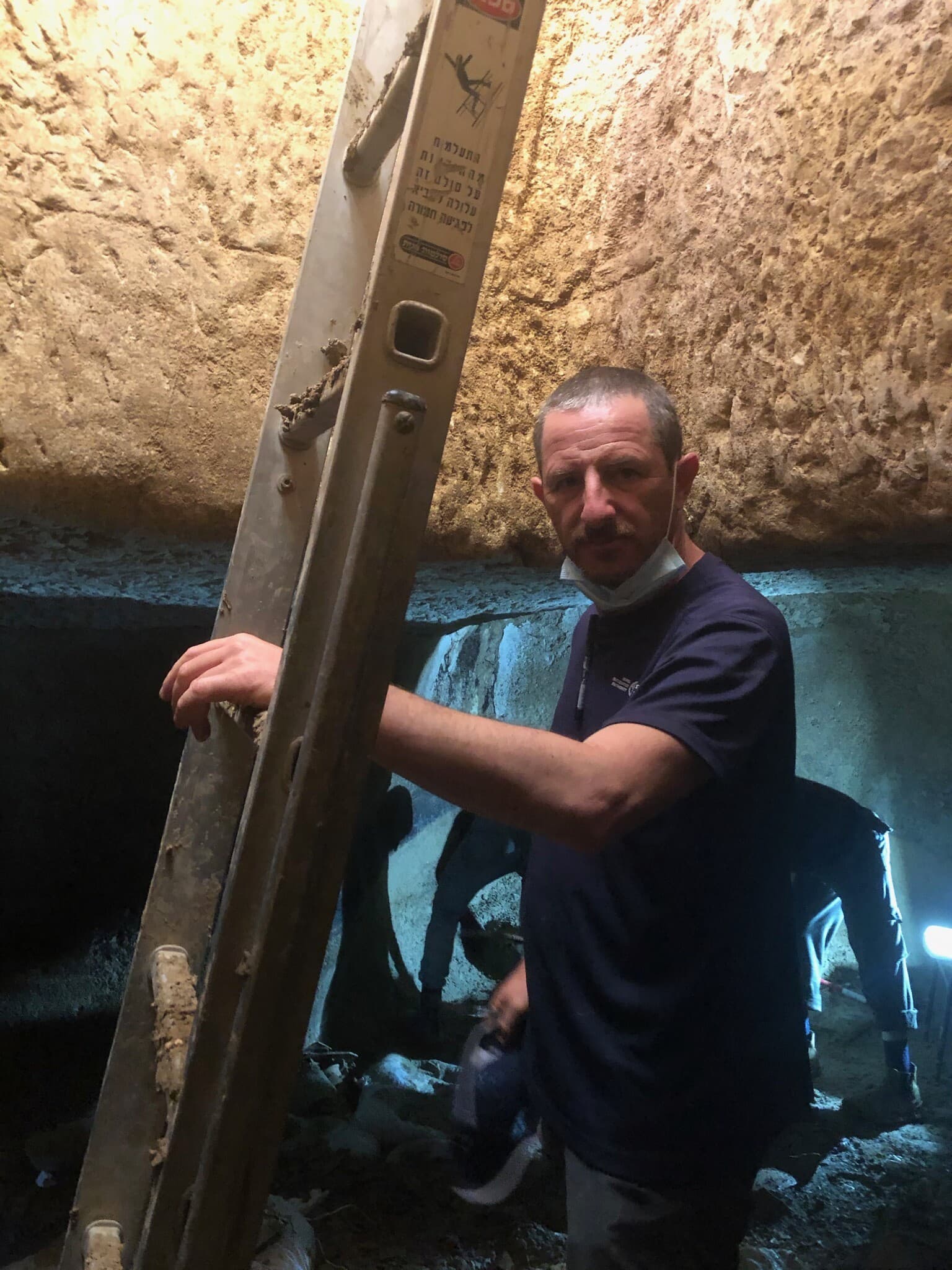 מנהל החפירות יבגני אהרונוביץ&#039; עומד בתחתית מקווה המים מתקופת בית שני ביישוב העתיק כפר מור, כיום שכונה בבית אל, 3 בנובמבר 2020 (צילום: אמנדה בורשל-דן)