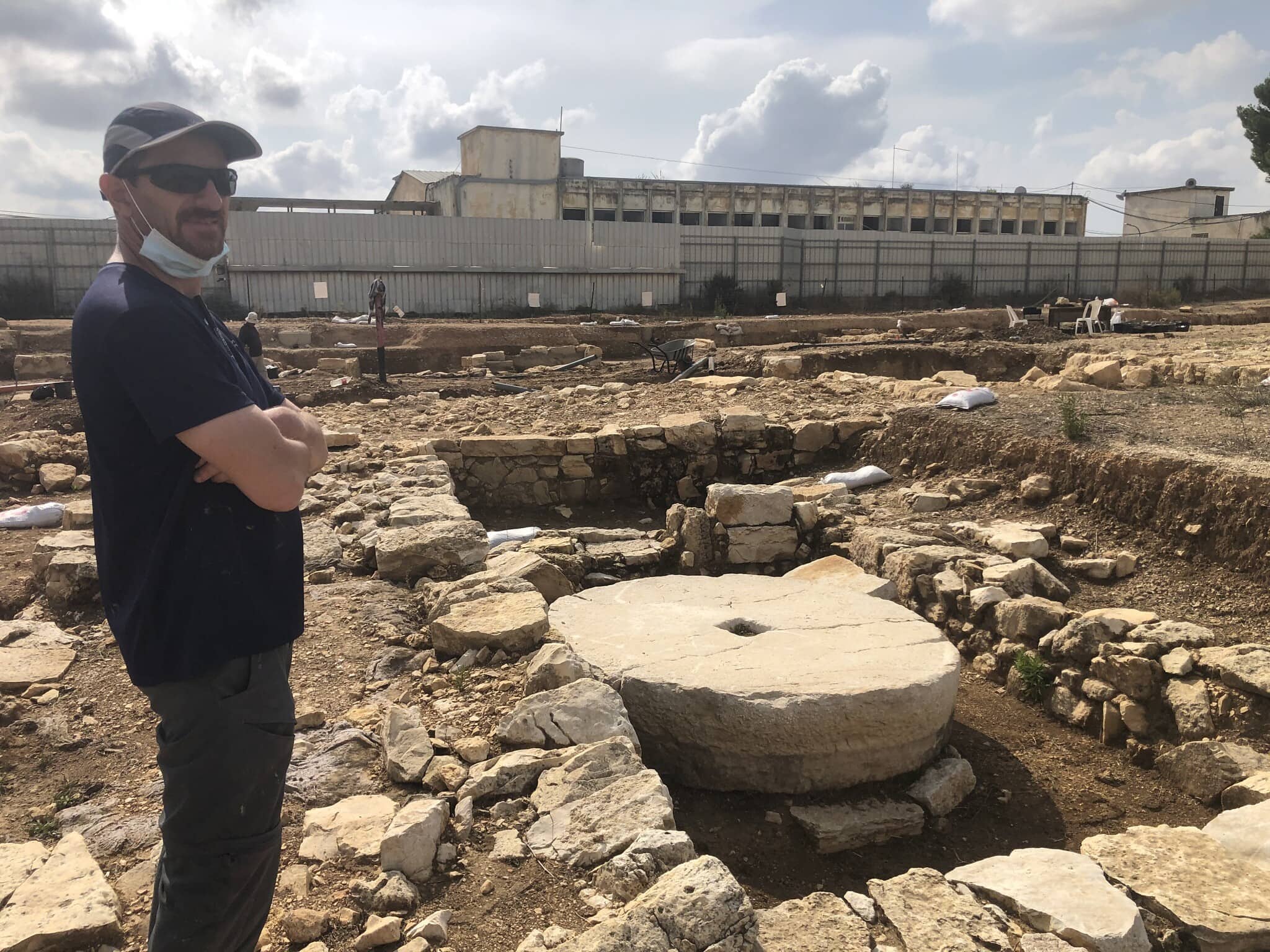 מנהל החפירות יבגני אהרונוביץ' באזור החפירות ליד בית אל, 3 בנובמבר 2020 (צילום: אמנדה בורשל-דן)