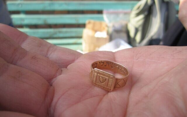 טבעת נישואים שהייתה שייכת לאחד הקורבנות (צילום: מאט ליבוביץ&#039;, זמן ישראל)