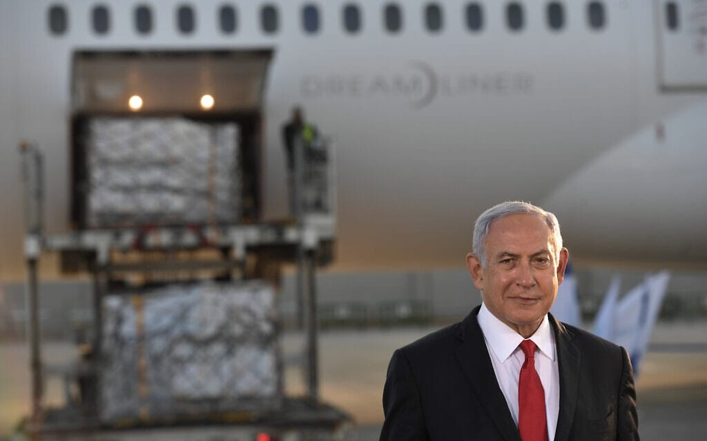 ראש הממשלה בנימין נתניהו בשדה התעופה בן גוריון עם הגעת מטוס מטען עם חיסונים של פייזר נגד נגיף הקורונה. 10 בינואר 2020 (צילום: קובי גדעון/לע"מ)