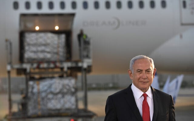 ראש הממשלה בנימין נתניהו בשדה התעופה בן גוריון עם הגעת מטוס מטען עם חיסונים של פייזר נגד נגיף הקורונה. 10 בינואר 2020 (צילום: קובי גדעון/לע&quot;מ)