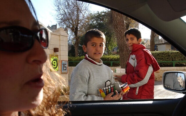ילדים מוכרים מצתים בצומת. אילוסטרציה (צילום: פלאש90)
