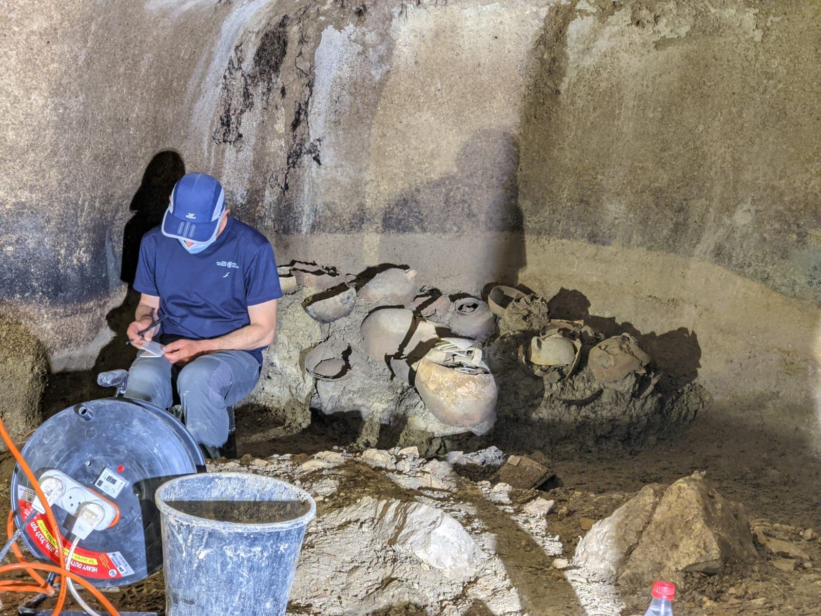 מנהל החפירות יבגני אהרונוביץ&#039; עובד במקווה המים מתקופת בית שני ביישוב העתיק כפר מור, כיום שכונה בבית אל, 3 בנובמבר 2020 (צילום: דותן טראובמן)