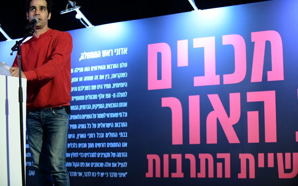 הזמר והיוצר אביב גפן בערב מחאה על מצב ענף התרבות בעידן הקורונה בכיכר רבין בת"א, 23.4.2020 (צילום: תומר נויברג, פלאש 90) הזמר והיוצר אביב גפן בערב מחאה על מצב ענף התרבות בעידן הקורונה בכיכר רבין בת"א, 23.4.2020 (צילום: תומר נויברג, פלאש 90)