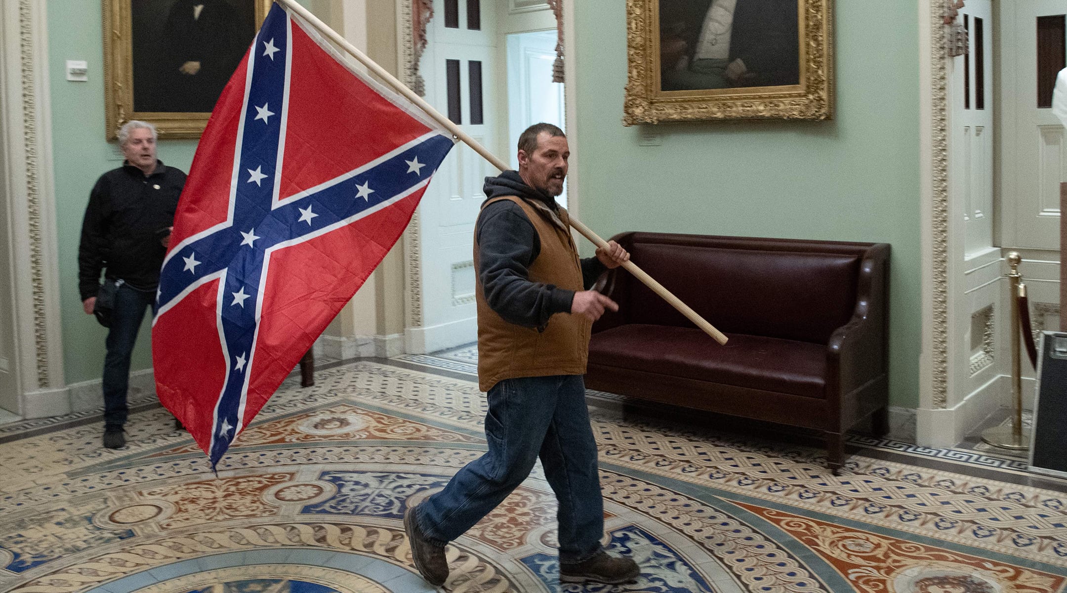 מפגין נושא את דגל הקונפדרציה בבית הנבחרים, 6 בינואר 2021 (צילום: Saul Loeb/AFP via Getty Images/JTA)