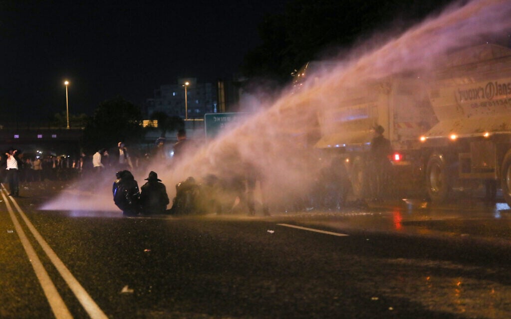 המשטרה מפעילה את המכת&quot;זית בהפגנת חרדים בבני ברק (צילום: נועם רבקין פנטון, פלאש 90)