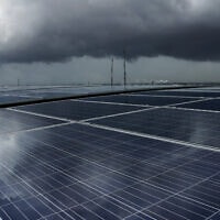 לוחות סולארים ביום גשום (צילום: iStock / WichienTep)
