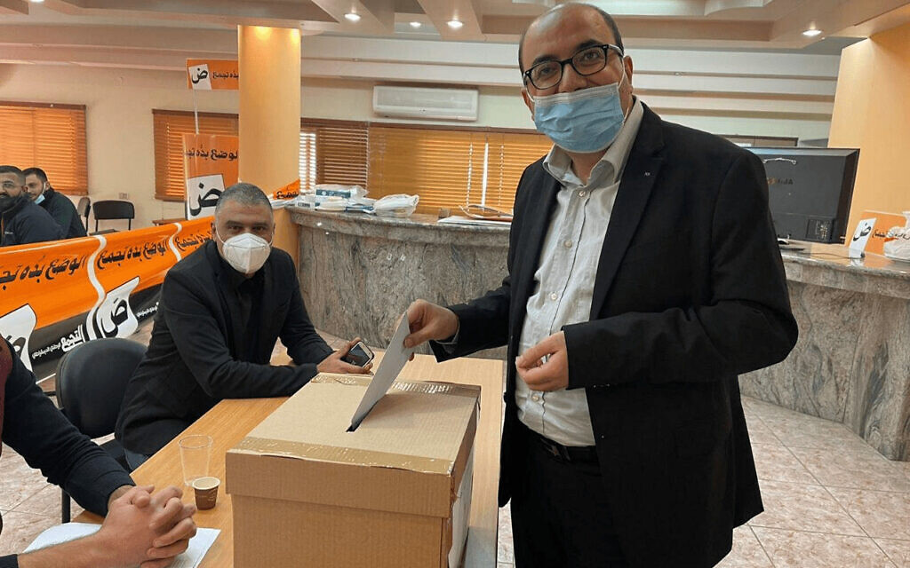 יו״ר בל״ד סמי אבו שחאדה מצביע בבחירות המקדמיות (צילום: בל״ד) יו״ר בל״ד סמי אבו שחאדה מצביע בבחירות המקדמיות (צילום: בל״ד)