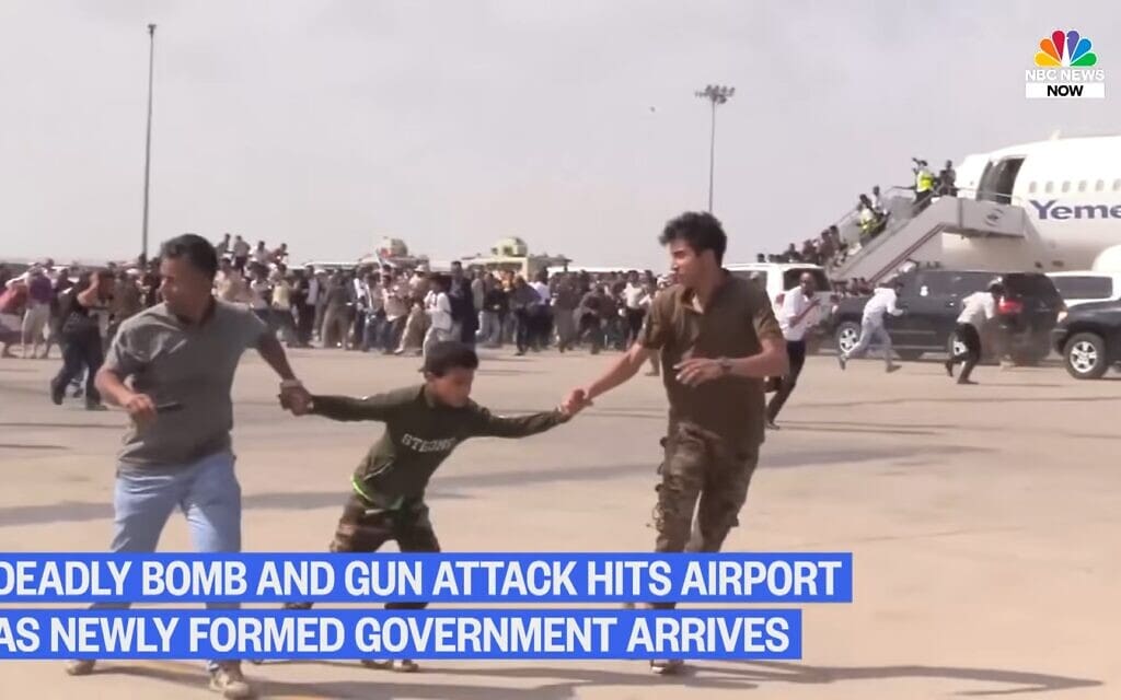 התקפת המורדים החות'ים על שדה התעופה בעדן, תימן, על המטוס שהוביל את הממשלה החדשה, צילום מסך מ-NBC News