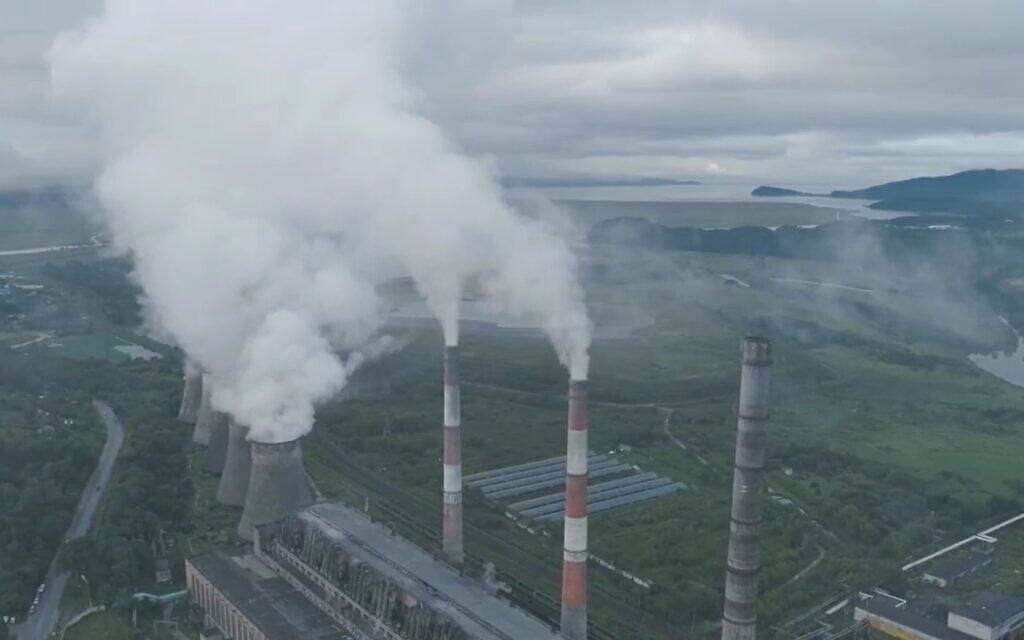 אילוסטרציה של פליטת פחמן, צילום מסך מתוך &quot;מס פחמן&quot; של &quot;סוף העולם&quot;