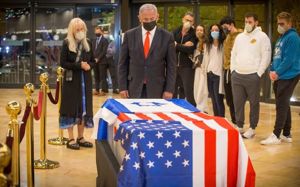ראש הממשלה בנימין נתניהו מבכה את המיליארדר שלדון אדלסון לאחר שארון הקבורה של אדלסון הגיע לישראל (צילום: עמי שומן, "ישראל היום") ראש הממשלה בנימין נתניהו מבכה את המיליארדר שלדון אדלסון לאחר שארון הקבורה של אדלסון הגיע לישראל (צילום: עמי שומן, "ישראל היום")
