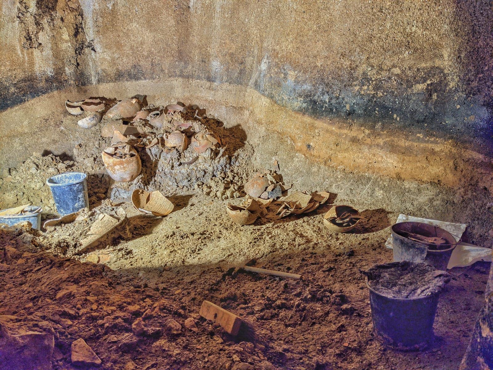 מטמון של כלים מתקופת בית שני, שהתגלה במקווה מים ביישוב העתיק כפר מור, כיום שכונה בבית אל (צילום: יבגני אהרונוביץ&#039;)
