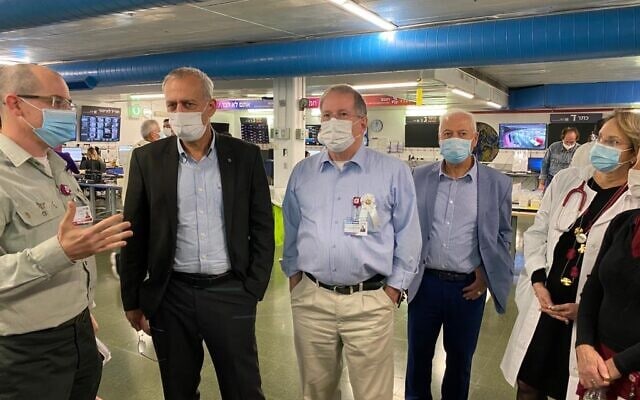 פרופ' נחמן אש בביקור במחלקת קורונה במרכז הרפואי רמב"ם, 7 בינואר 2021 פרופ' נחמן אש בביקור במחלקת קורונה במרכז הרפואי רמב"ם, 7 בינואר 2021