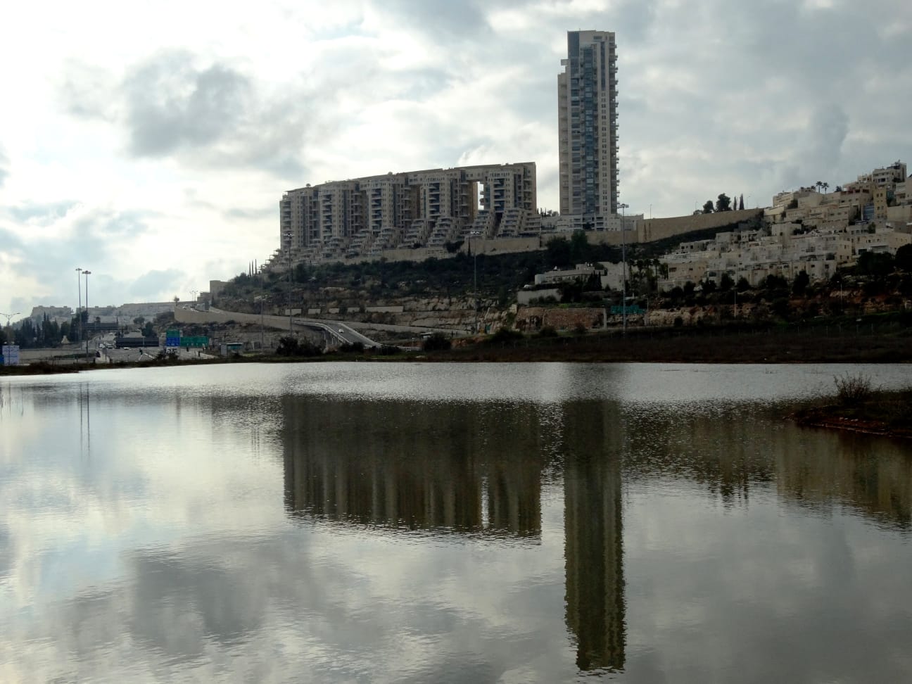 האגם בעמק הצבאים בירושלים (צילום: דב גרינבלט/החברה להגנת הטבע)