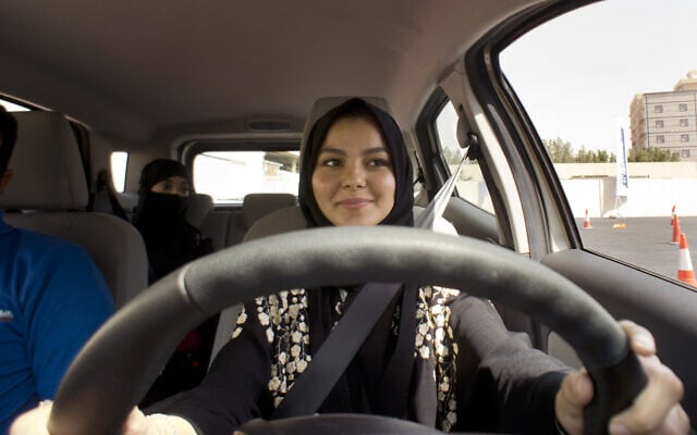 סטודנטית באוניברסיטת הנשים בערב הסעודים נוהגת ברכב בפעם הראשונה בארצה, 6 במרץ 2018 (צילום: AP Photo/Amr Nabil)