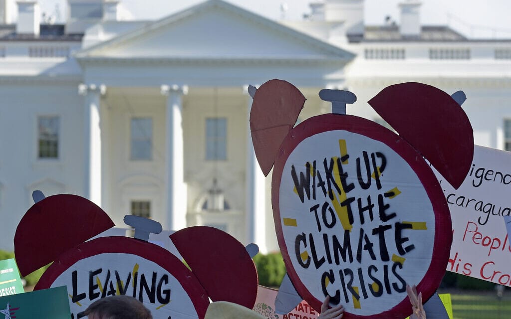 הפגנות בנושא משבר האקלים מול הבית הלבן, 1 ביוני 2017 (צילום: AP Photo/Susan Walsh)