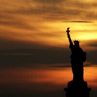 פסל החירות בשקיעה (צילום: AP Photo/Seth Wenig)