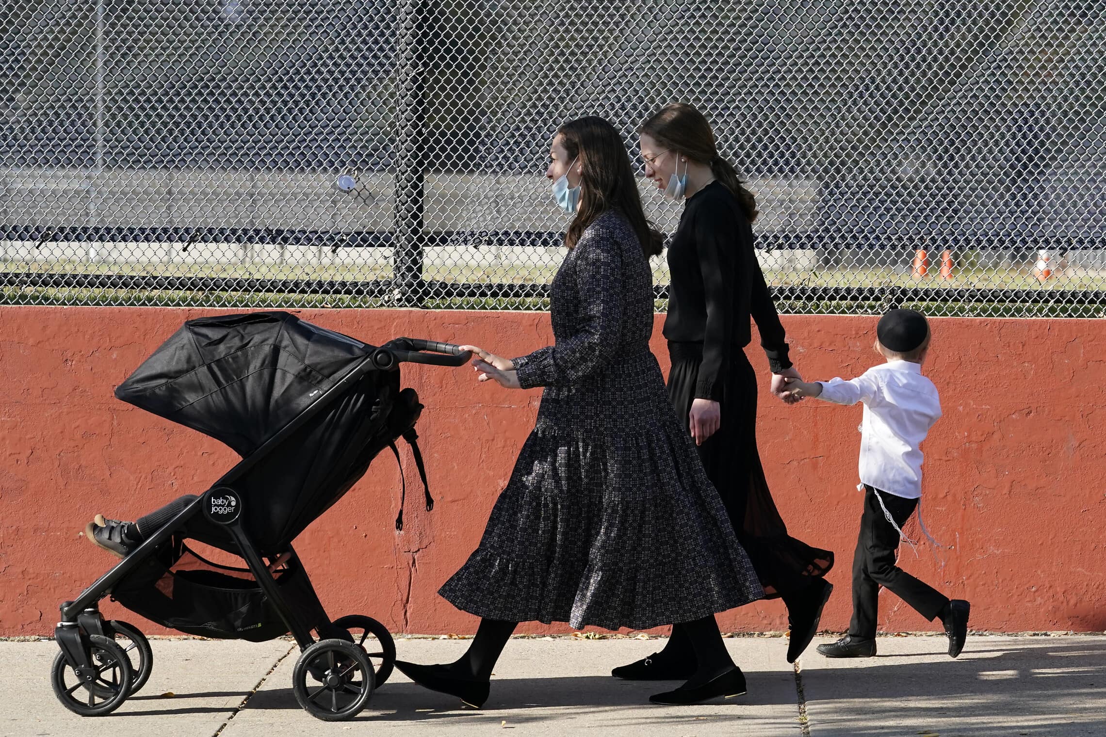 נשים וילדים מהקהילה החרדית בבורו פארק, ברוקלין, אוקטובר 2020. למצולמים אין קשר לנאמר בכתבה (צילום: AP Photo/Kathy Willens)