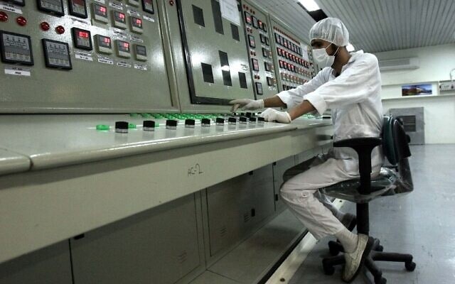 עובד בכור גרעיני ליד העיר איספהאן באיראן ב-2007 (צילום: AP Photo/Vahid Salemi)