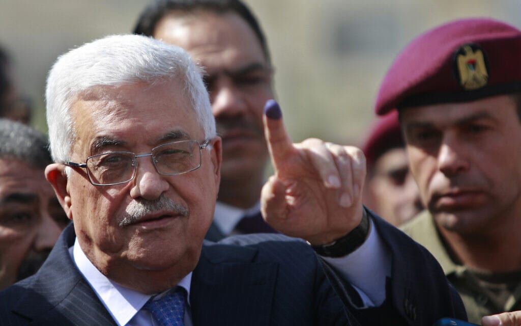יושב ראש הרשות הפלסטינית, מחמוד עבאס, מציג למצלמה את אצבעו המוכתמת בדיו לאחר שהצביע בבחירות המקומיות בתחנת קלפי ברמאללה, הגדה המערבית, 20 באוקטובר 2012 (צילום: AP Photo/Majdi Mohammed)