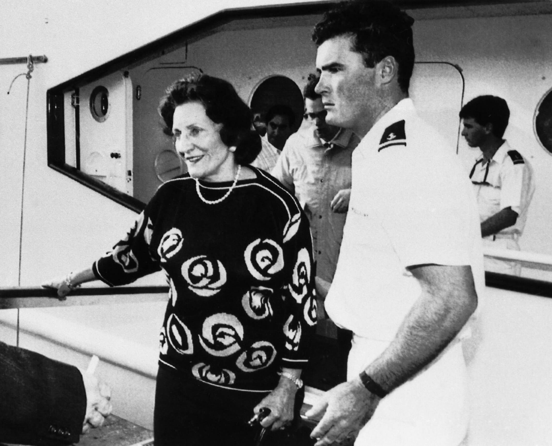 אליזבת מקסוול, אלמנתו של רוברט מקסוול, עוזבת את היאכטה &quot;ליידי גיליין&quot; בדרכה להעביר את גופתו של רוברט לשדה התעופה, ב-7 בנובמבר 1991 (צילום: Dominique Mollard/AP Photo)