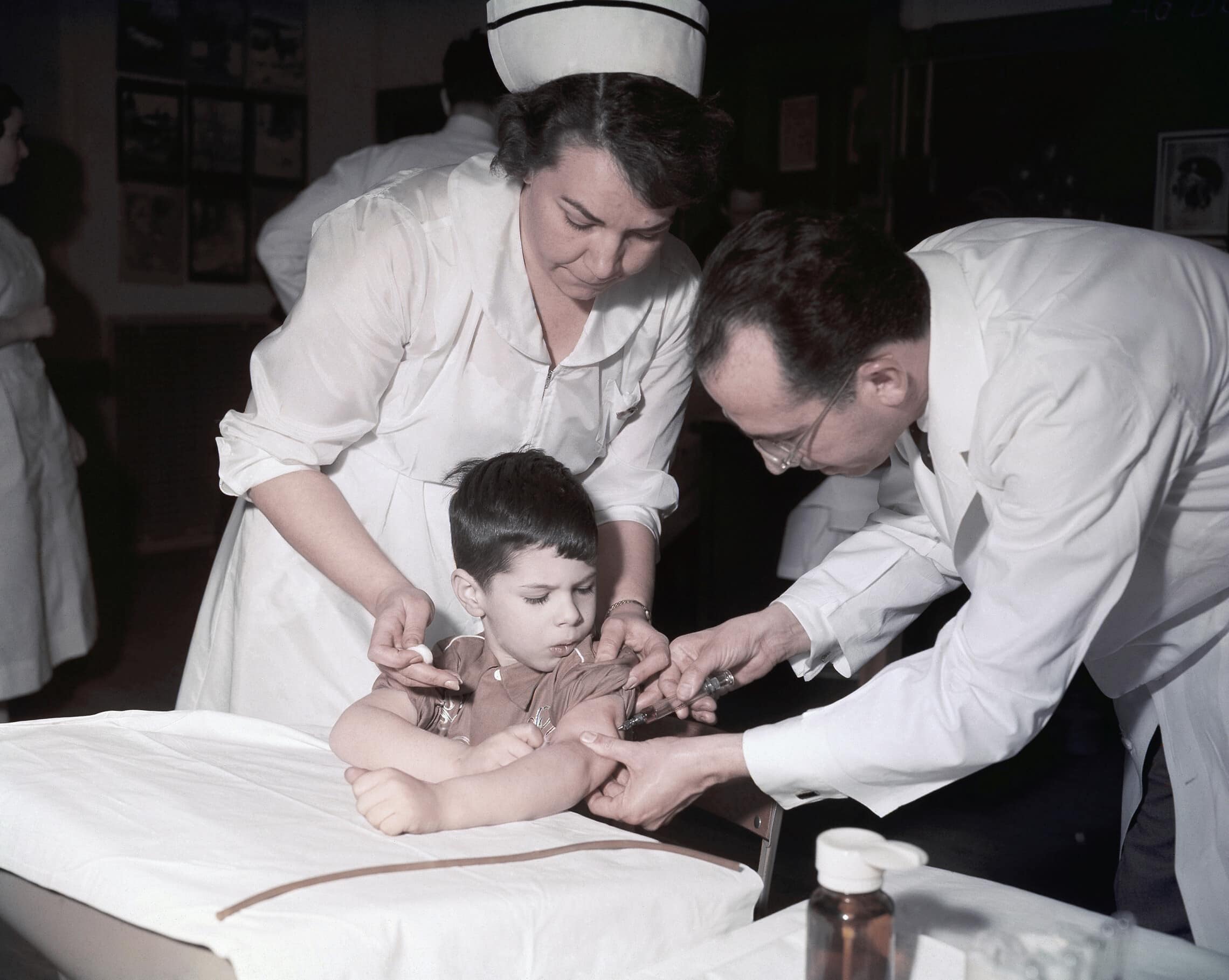 ד&quot;ר יונה סאלק מחסן נגד פוליו ילדה ב-23 באפריל 1964 (צילום: AP Photo)