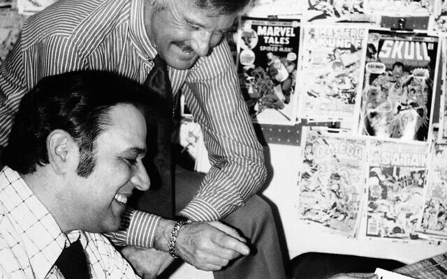 סטן לי (עומד), מו&quot;ל מארוול קומיקס, מדבר עם המאייר ג&#039;ון רומיטה, 1976, במשרדי מארוול בניו יורק (צילום: AP Photo)
