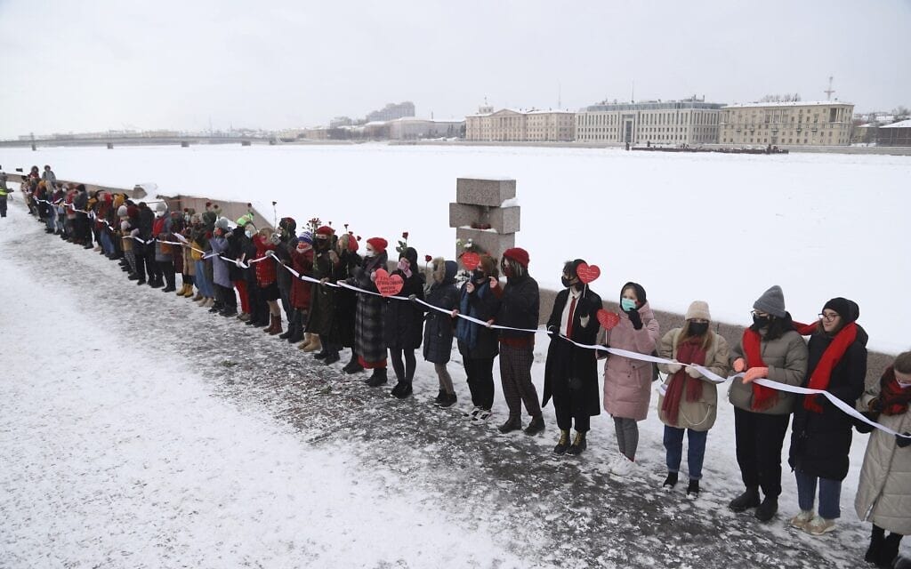 שרשרת אנושית של מפגינים התומכים בפעיל האופוזיציה אלכסיי נבלני בסנט פטרסבורג, 14 בפברואר 2021 (צילום: Ivan Petrov, AP)