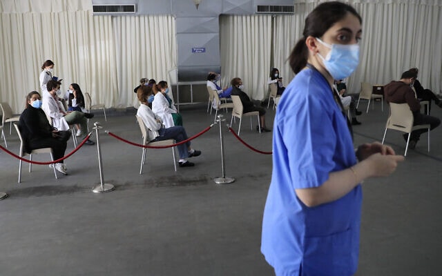 פציינטים ממתינים לקבלת חיסון נגד נגיף הקורונה בבית החולים סנט ג&#039;ורג&#039; בביירות, 16 בפברואר 2021 (צילום: Hussein Malla, AP)