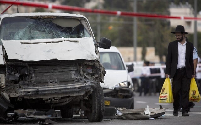 זירת פיגוע במזרח ירושלים, שבה נרצח אדם אחד ונפצעו 13, 5 בנובמבר 2014 (צילום: Sebastian Scheiner, AP)