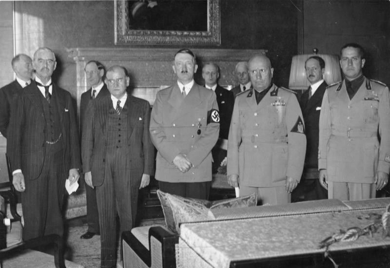 משמאל לימין: צ&#039;מברלין, דלאדלר, היטלר, מוסוליני וצ&#039;אנו בחתימת הסכם מינכן, שהעניק את חבל הסודטים לגרמניה (צילום: ויקיפדיה)
