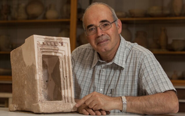 יוסף גרפינקל עם מיכל שנמצא בחורבת קייאפה (צילום: אורי לנץ, פלאש 90)