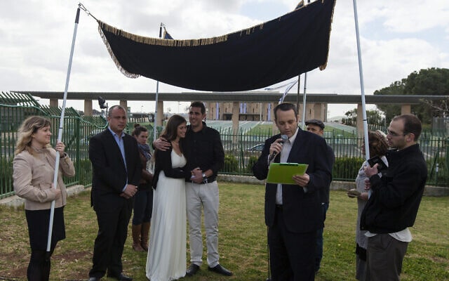 הרב גלעד קריב (שני מימין) עורך טקס נישואים רפורמי מול הכנסת, ב-18 במרץ 2013 (צילום: פלאש90)