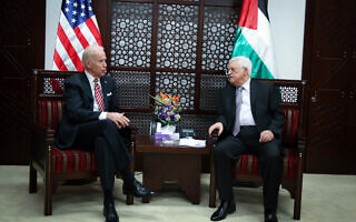 סגן נשיא ארצות הברית דאז ג'ו ביידן נפגש עם יושב ראש הרשות הפלסטינית מחמוד עבאס ברמאללה, 9 במרץ 2016 (צילום: פלאש90)