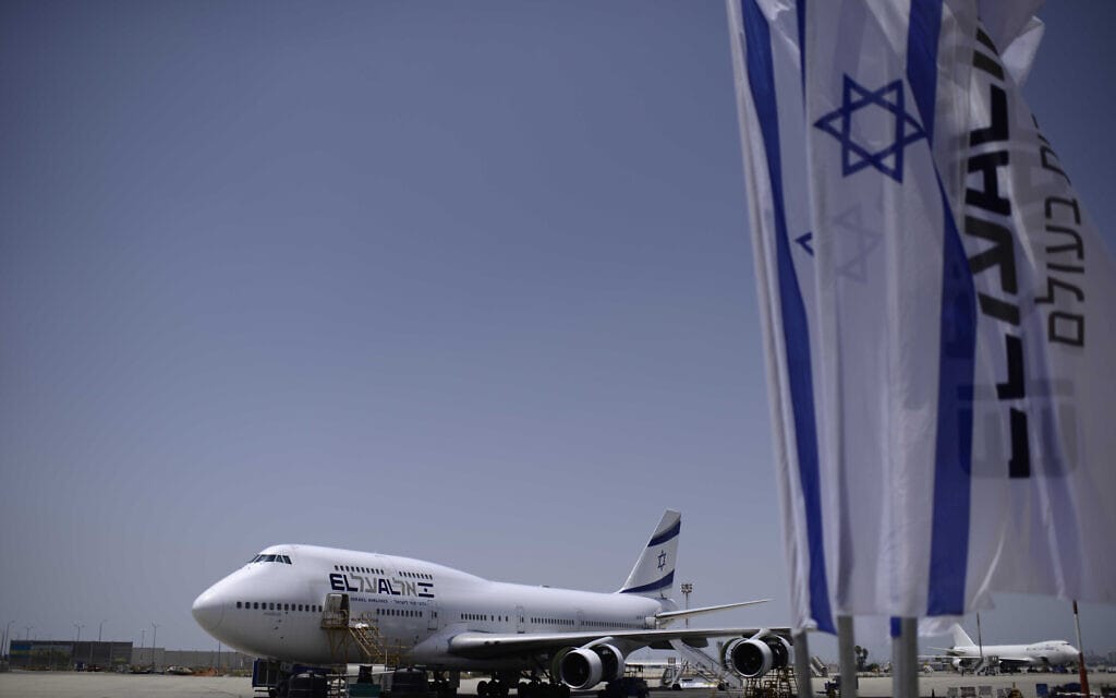 מטוס ובו עולים חדשים מצרפת לישראל בנמל התעופה בן-גוריון, 20 ביולי 2016 (צילום: תומר נויברג, פלאש 90) מטוס ובו עולים חדשים מצרפת לישראל בנמל התעופה בן-גוריון, 20 ביולי 2016 (צילום: תומר נויברג, פלאש 90)