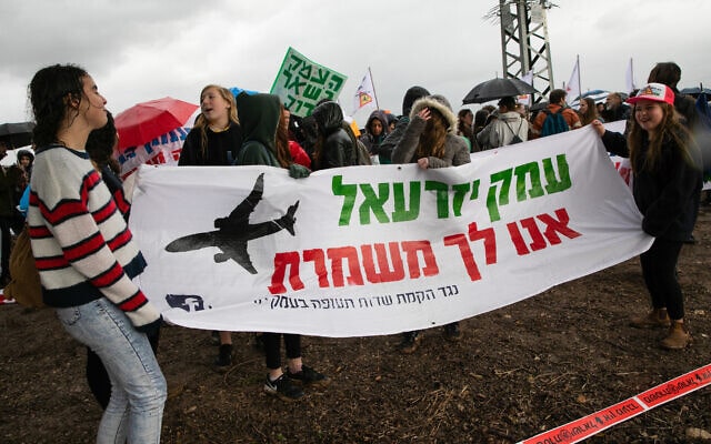 תושבי עמק יזרעאל מפגינים נגד הקמת שדה תעופה ציבורי ברמת דוד, ינואר 2018 (צילום: ענת חרמוני/פלאש90)