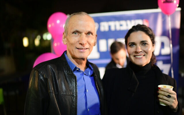 אמילי מואטי (מימין) ועמר בר-לב בגנס של מפלגת העבודה בתל אביב, 23 בינואר 2019 (צילום: תומר נויברג, פלאש 90)
