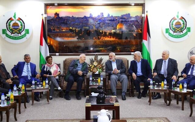 מנהיג חמאס איסמעיל הנייה (רביעי מימין) בפגישה עם חנא נאסר (שלישי משמאל), יושב ראש ועדת הבחירות המרכזית של הרשות הפלסטינית, בעזה, 3 בנובמבר 2019 (צילום: Hassan Jedi/Flash90)